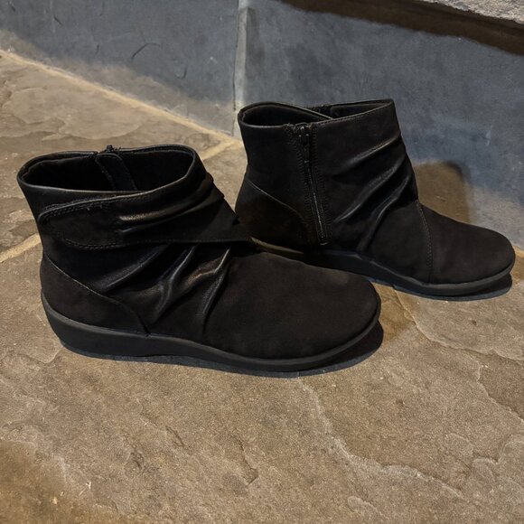 Clarks Cloudsteppers Women’s 7 Black Ankle Boots Soft Cushion Zip Comfort Shoes - Picture 6 of 13